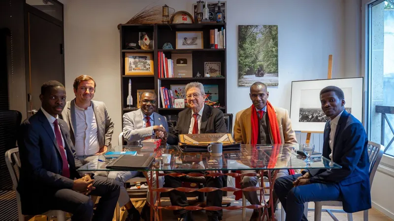 Jean-Luc Mélenchon et Aurélien Taché avec la délégation du PSF et Abdelkerim Yacoub Koundougoumi
