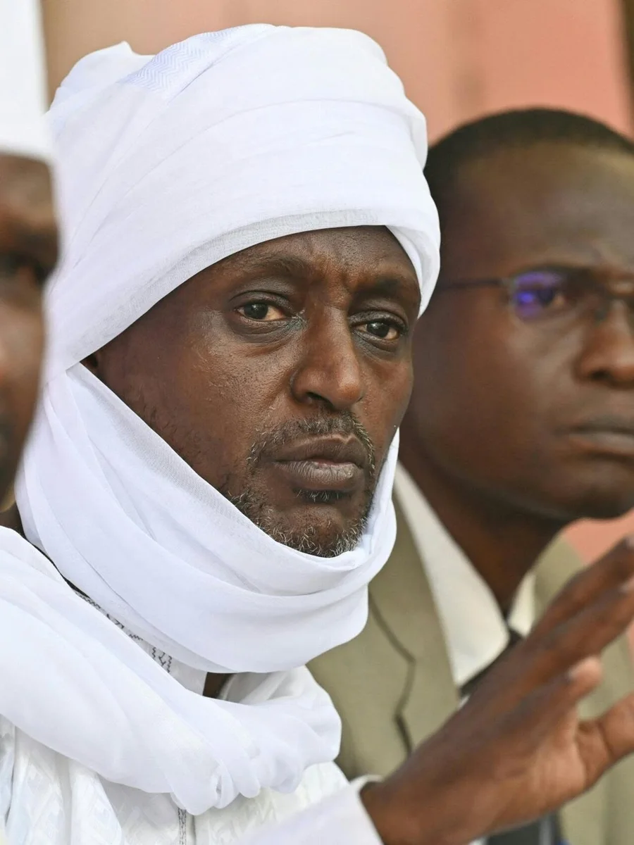Portrait de Yaya Dillo Djérou Bétchi, en turban blanc