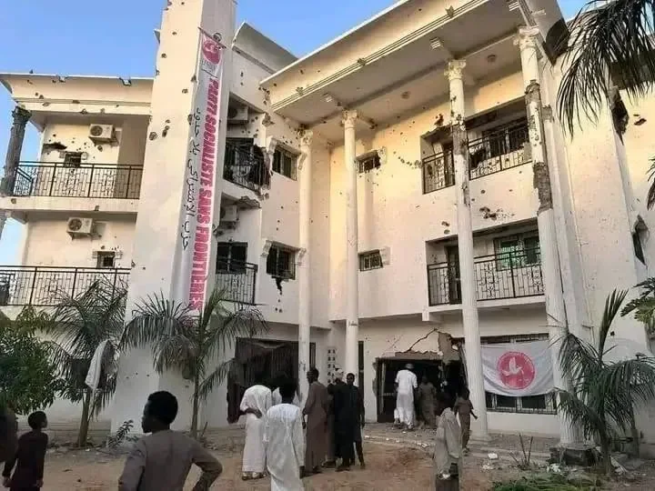 La façade du siège du PSF criblée d'impacts de balles